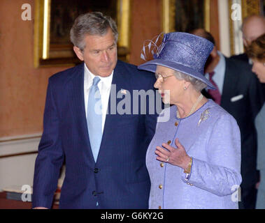 La Regina Elisabetta II con il Presidente degli Stati Uniti George Bush durante un tour della Queen's Gallery a Buckingham Palace, all'inizio della visita di Stato del Presidente in Gran Bretagna. In seguito, Bush stava per intervenire presso la Banqueting Hall di Whitehall e visitare l'ambasciata degli Stati Uniti. Foto Stock