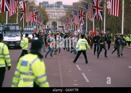 Manifestanti al Mall quando il presidente degli Stati Uniti George W. Bush ritorna a Buckingham Palace, dopo aver tenuto il suo discorso alla Banqueting Hall di Whitehall. * un certo numero di manifestanti che si erano riuniti dietro le barriere che attraversavano la strada gridò e si ingaggiò mentre le auto passavano. Foto Stock