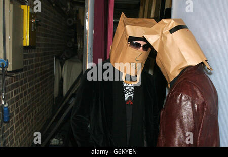 Ryan Dunn (a sinistra) e Bam Margera di Jackass durante la loro apparizione ospite su MTV's TRL UK presso gli MTV Studios di Camden, a nord di Londra. Foto Stock