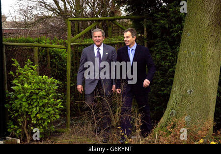 Il presidente DEGLI STATI UNITI George Bush insieme al primo ministro Tony Blair alla Myrobella House, la sua sede elettorale nel paese di Durham. Si è capito che il viaggio di oggi è stato concepito per offrire al Presidente Blair e al Presidente Bush la possibilità di trascorrere insieme il proprio tempo in condizioni più rilassate, seguendo i discorsi di alto profilo, le discussioni politiche e le pageanty degli ultimi due giorni. Foto Stock