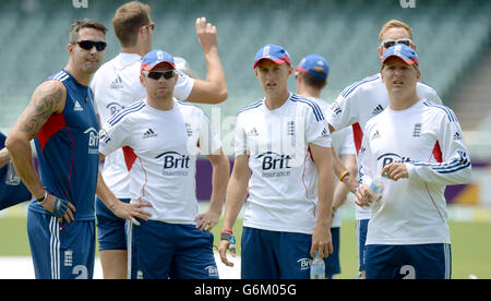 Da sinistra: Kevin Pietersen in Inghilterra, Johnny Bairstow, Joe Root, Stuart Broad e Gary Ballance guardano su durante una sessione di prove all'Adelaide Oval di Adelaide, Australia. Foto Stock