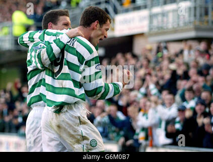 : Chris Sutton (R) di Celtic festeggia con Alan Thompson dopo aver segnato contro Dundee United durante la loro partita della Bank of Scotland Scottish Premiership al Tannadice Park, Dundee. Foto Stock