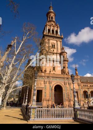 SIVIGLIA, SPAGNA - 16 MARZO 2016: L'esterno della Torre in Plaza de Espana Foto Stock