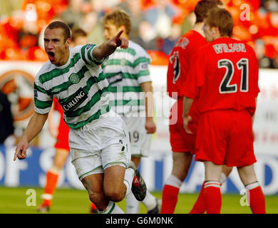 : Henrik Larsson di Celtic segna l'obiettivo finale durante la partita della Bank of Scotland Scottish Premier League contro Dundee Utd al Tannadice Park, Dundee. Foto Stock