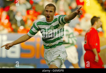 SOLO PER USO EDITORIALE: Henrik Larsson di Celtic segna l'obiettivo di Fouth durante la partita della Bank of Scottish Premiership contro Dundee United al Tannadice Park di Dundee. Foto Stock