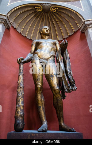 Città del Vaticano il Museo il bronzo dorato statua di culto di Ercole del Teatro di Pompeo nella Sala Rotonda, Sala Rotonda Roma Foto Stock