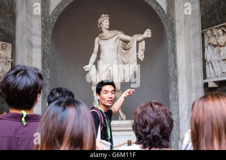 Gita turistica gruppo guardando Apollo del Belvedere scultura nel Cortile Ottagonale nel Museo del Vaticano Roma Italia Foto Stock