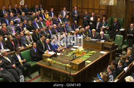 Il Cancelliere dello scacchiere George Osborne consegna la sua dichiarazione autunnale ai parlamentari della Camera dei Comuni, nel centro di Londra. Foto Stock