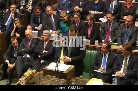 Il Cancelliere dello scacchiere George Osborne consegna la sua dichiarazione autunnale ai parlamentari della Camera dei Comuni, nel centro di Londra. Foto Stock