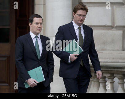 Il Cancelliere dello scacchiere George Osborne e il Segretario Generale del Tesoro Danny Alexander lasciano il Tesoro nel centro di Londra per la Camera dei Comuni dove Osborne terrà il suo bilancio autunnale. Foto Stock