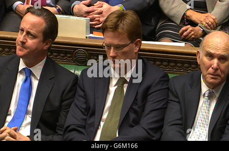 Il Segretario generale del Tesoro Danny Alexander come Cancelliere dello scacchiere George Osborne consegna la sua dichiarazione autunnale ai parlamentari della Camera dei Comuni, nel centro di Londra. Foto Stock