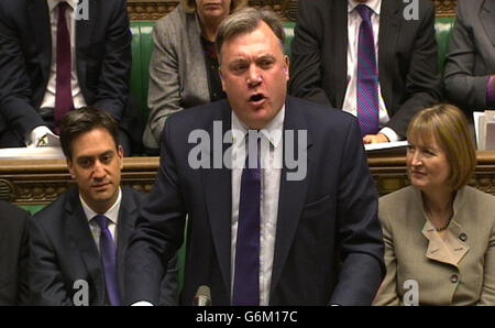 Il cancelliere ombra ed Balls risponde al Cancelliere dello scacchiere George Osborne dopo aver consegnato la sua dichiarazione autunnale ai parlamentari della Camera dei Comuni, nel centro di Londra. Foto Stock