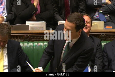 Il Cancelliere dello scacchiere George Osborne risponde alla dichiarazione di opposizione in seguito alla dichiarazione autunnale di George Osborne alla Camera dei Comuni, nel centro di Londra. Foto Stock