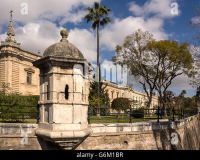 SIVIGLIA, SPAGNA - 16 MARZO 2016: Vista esterna della Royal Tobacco Factory (Real Fábrica de Tabacos) di Siviglia, oggi università Foto Stock