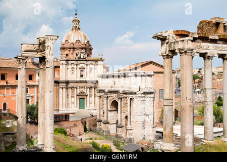 Vista del Foro Romano con colonne in rovina del Tempio di Saturno sulla destra in Roma, Italia Foto Stock