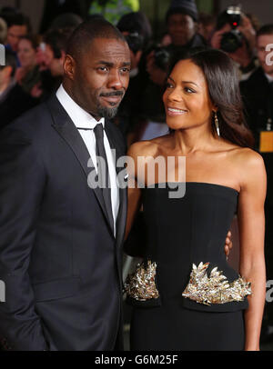 Idris Elba e Naomie Harris in arrivo per il Royal Film Performance di Mandela: Lunga passeggiata per la libertà, presso la piazza Odeon Leicester, Londra. Foto Stock