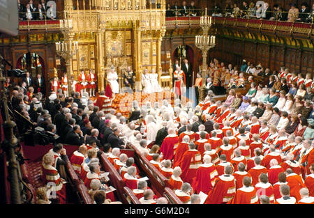 SOLO PER USO STRANIERO: La Regina Elisabetta II della Gran Bretagna legge il suo discorso seguito da Euan Blair e amico all'apertura di Stato del Parlamento a Londra. Seduta sul trono della Camera dei Lord, la Regina ha formalmente annunciato il programma legislativo del governo britannico per la nuova sessione parlamentare. Foto Stock