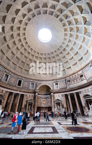 Interno del Pantheon, sulla Piazza della Rotonda, Roma, Italia Foto Stock