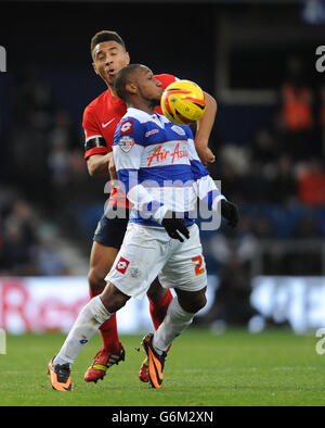 Queens Park Rangers' Junior Hoilett (a destra) e Blackburn Rovers' Adam Henley durante la partita del campionato Sky Bet a Loftus Road, Londra. Foto Stock