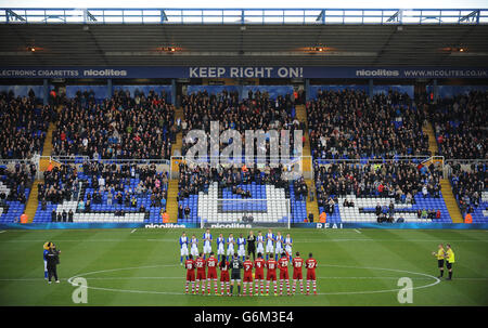 I funzionari e i fan di Birmingham City (di fronte) e Middlesbrough osservano un applauso di minuti in memoria di Nelson Mandela Foto Stock