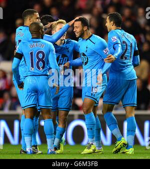 Mousa Dembele (centro) di Tottenham Hotspur celebra il secondo gol del suo fianco con i suoi compagni di squadra dopo il punteggio di Sunderland e il proprio gol Foto Stock