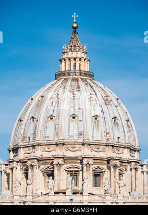Vista della Basilica di San Pietro cupola in Piazza San Pietro nella Città del Vaticano Roma , Italia Foto Stock