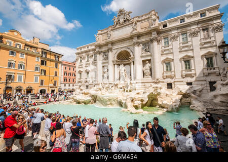 La fontana di Trevi o la Fontana di Trevia con molti turisti a Roma Italia Foto Stock