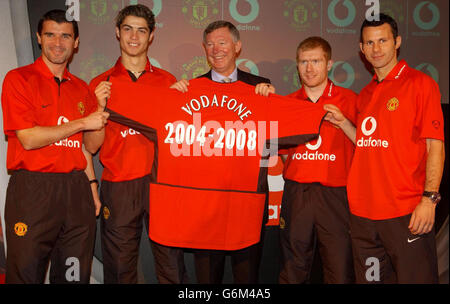 Il Manchester United Manager Sir Alex Ferguson (centro) e i giocatori (da sinistra) Roy Keane, Cristiano Ronaldo, Paul Scholes e Ryan Giggs, hanno rinnovato il contratto di sponsorizzazione con la compagnia di telefonia mobile Vodafone, al Claridges di Londra. Foto Stock