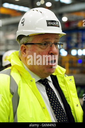 Il Segretario ai Trasporti Patrick McLoughlin durante una visita per vedere le sezioni della stazione Crossrail Custom House che è in fase di costruzione presso lo stabilimento Explore sul sito di Laing o'Rourke vicino a Worksop. Foto Stock