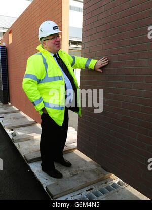 Il Segretario ai Trasporti Patrick McLoughlin durante una visita per vedere le sezioni della stazione Crossrail Custom House che è in fase di costruzione presso lo stabilimento Explore sul sito di Laing o'Rourke vicino a Worksop. Foto Stock