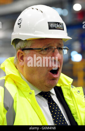 Il Segretario ai Trasporti Patrick McLoughlin durante una visita per vedere le sezioni della stazione Crossrail Custom House che è in fase di costruzione presso lo stabilimento Explore sul sito di Laing o'Rourke vicino a Worksop. Foto Stock