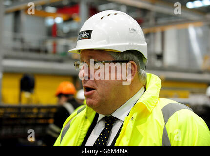 Il Segretario ai Trasporti Patrick McLoughlin durante una visita per vedere le sezioni della stazione Crossrail Custom House che è in fase di costruzione presso lo stabilimento Explore sul sito di Laing o'Rourke vicino a Worksop. Foto Stock