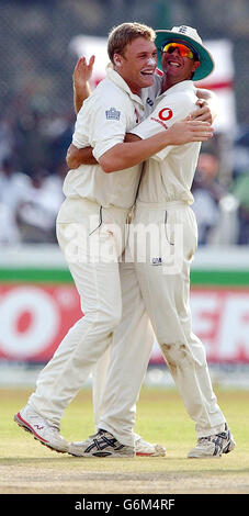 L'inglese Andrew Flintoff (a sinistra) celebra la presa del wicket di Marvan Atapattu con il capitano Michael Vaughan, mentre l'Inghilterra prende lo Sri Lanka al Galle International Stadium il primo giorno delle tre serie di test. L'ex capitano Nasser Hussain tirò fuori dalla partita tre quarti d'ora prima dell'inizio ritardato delle 11:00, lamentando sintomi simil-influenzali e dolori articolari. Foto Stock