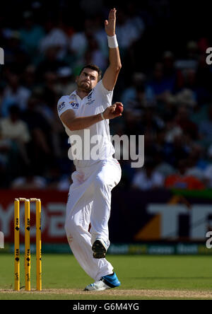 James Anderson in Inghilterra si ciotola durante il secondo Test Match all'Adelaide Oval, Adelaide, Australia. Foto Stock