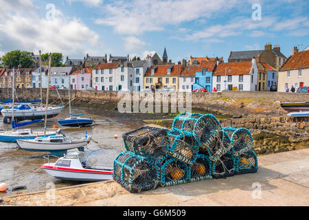 Vista del porto nello storico villaggio di pescatori di St Monans in East Neuk di Fife, Scozia, Regno Unito Foto Stock