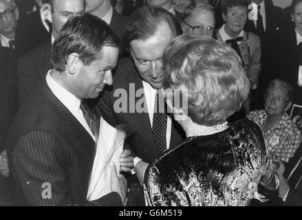 Il primo Ministro Margaret Thatcher parla con l'ex vice presidente del partito conservatore Jeffrey Archer (a sinistra) e con l'emittente David Frost, all'apertura della mostra fotografica di Gemma Levine al Barbican Centre di Londra. *scansione a bassa risoluzione - versione ad alta risoluzione disponibile su richiesta* Foto Stock