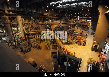 Una visione generale della sala delle turbine della centrale elettrica di Drax vicino a Selby, nello Yorkshire del Nord, dove oggi il Segretario per l'energia ed Davey ha lanciato un impianto per la biomassa. Foto Stock