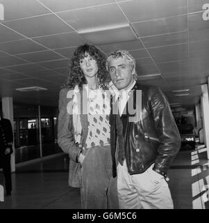 Il cantante principale dell'OMS Roger Daltrey e sua moglie Heather all'aeroporto di Heathrow a Londra prima di partire per Vancouver, dove la rock band sta iniziando una tournée di quattro settimane nel 18 in Canada e Nord America. Foto Stock