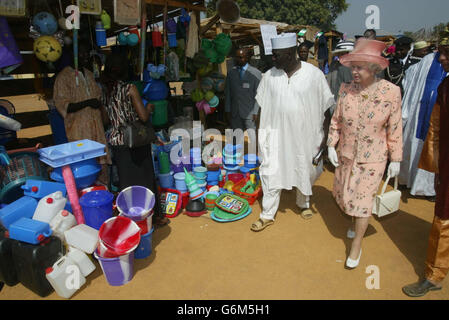 La Regina Elisabetta II della Gran Bretagna visita il villaggio di Karu in Nigeria, il secondo giorno della sua visita ufficiale del paese dell'Africa occidentale. I commercianti locali stavano mettendo su un mercato speciale per il visitatore reale ma, per motivi di sicurezza, le loro bancarelle stavano spostando circa 100 metri dalla posizione usuale. Foto Stock