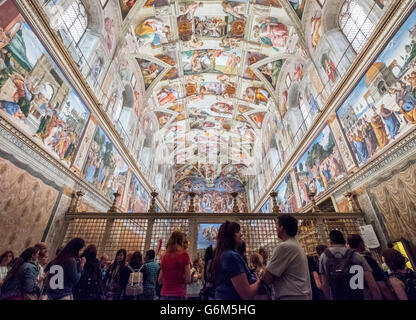 I turisti guardando il soffitto nella Cappella Sistina nei Musei Vaticani a Roma, Italia Foto Stock