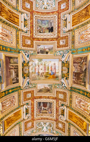 Tetto ornato nelle mappe camera presso il Museo del Vaticano a Roma, Italia Foto Stock