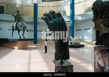 L'imperatore Marco Aurelio a cavallo e frammento di mano della Statua colossale bronzea di Costantino il Grande Musei Capitolini Foto Stock