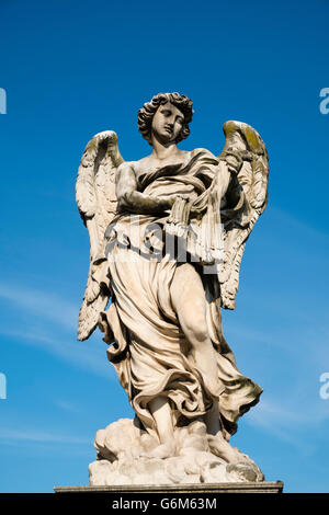 Statua sul Ponte Vittorio Emanuele II ponte che attraversa il fiume Tevere vicino alla Città del Vaticano a Roma , Italia Foto Stock