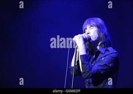 Bobby Gillespie di Primal Scream si esibisce al Winter Wonderland 2013 di XFM, all'O2 Apollo Manchester. Foto Stock