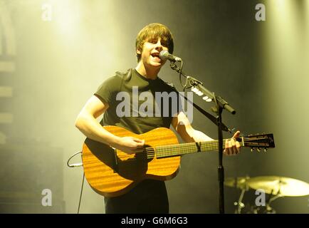 Jake Bugg si esibisce al Winter Wonderland 2013 di XFM, all'O2 Apollo Manchester. Foto Stock