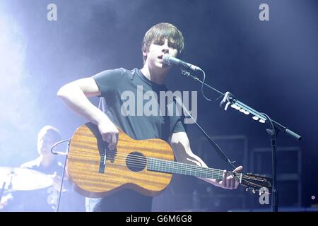 Jake Bugg si esibisce al Winter Wonderland 2013 di XFM, all'O2 Apollo Manchester. Foto Stock