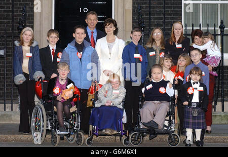 Il primo ministro Tony Blair e sua moglie Cherie con i figli della donna di coraggio 2003 fuori 10 Downing Street, Londra. In tutte le righe i figli sono elencati da sinistra a destra. Prima fila seduti; Laura Brewin da Leicester, Melissa Craven da Stockport, Steven o'Shea da Southend -on-Sea, Samuel Bell da Glasgow. Fila centrale; Kirsty Carlisle da Preston, John Lyons da Sevenoaksin Kent, Nicolas Hylop da Midlothian, Liam Southall da Dudley, Bethan Ramm da Wrexham (spirali), Emma Mawdsley da Ripon, Shay Corrie da Tyne e Wear. Fila posteriore destra Rachel Mawdsley (sorella Foto Stock