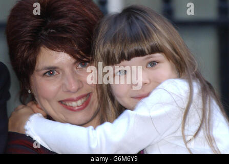 Debbie Critcher e sua figlia Katie di Sevenoaks, Kent, si trovano alle porte di 10 Downing Street, Londra. Katie fa parte di un gruppo di bambini che riceveranno un "Premio per i figli di coraggio delle donne" all'Abbazia di Westminster. Foto Stock