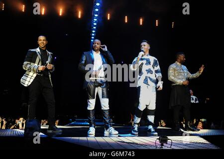 (Da sinistra a destra) Marvin Humes, JB Gill, Aston Merrygold e Oritse Williams of JLS si esibiscono sul palco durante il loro tour Arrivederci presso la LG Arena di Birmingham. Foto Stock