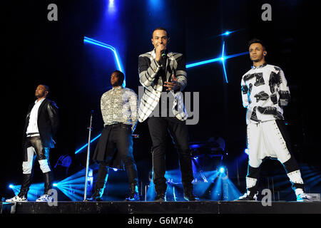 (Da sinistra a destra) Oritse Williams, JB Gill, Marvin Humes e Aston Merrygold of JLS si esibiscono sul palco durante il loro tour Arrivederci presso la LG Arena di Birmingham. Foto Stock